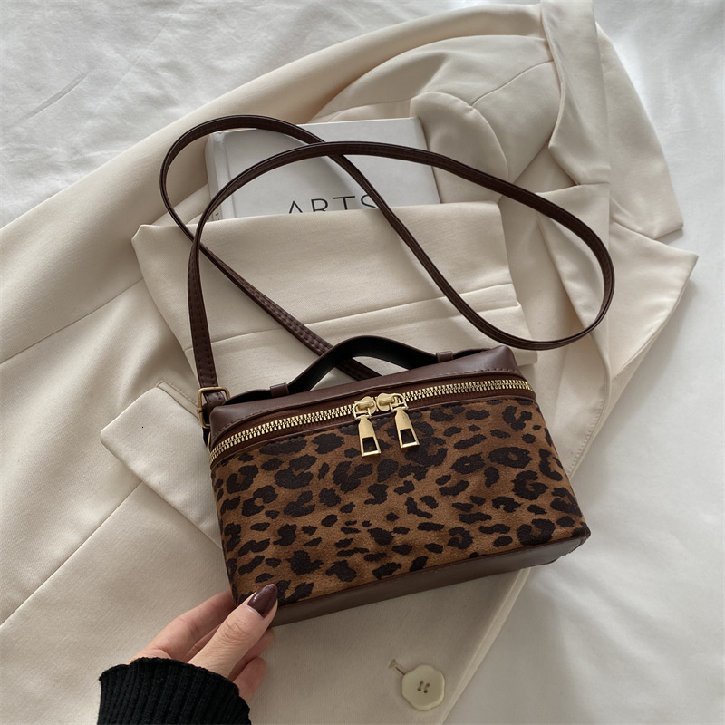 New Niche Design Fashion Leopard Print 2025 Spring/summer Portable Makeup Bag Luxury Bag Handheld Fragrance New Free Delivery Designer Bag Trend Cross