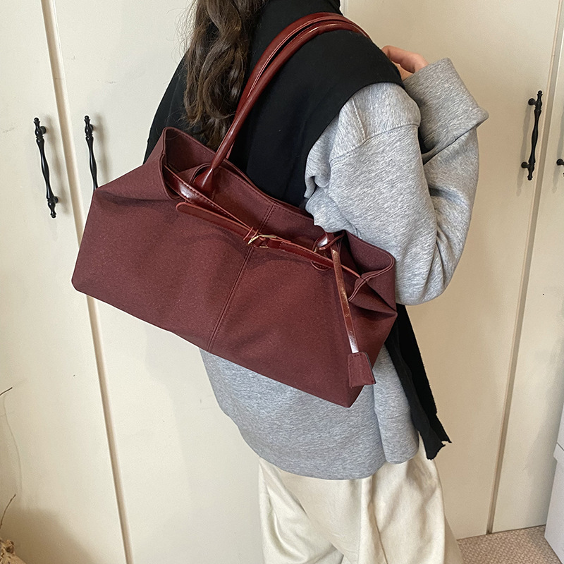 Matte large capacity for women 2025 new autumn and winter commuting single shoulder armpit bag, hand-held tote bag