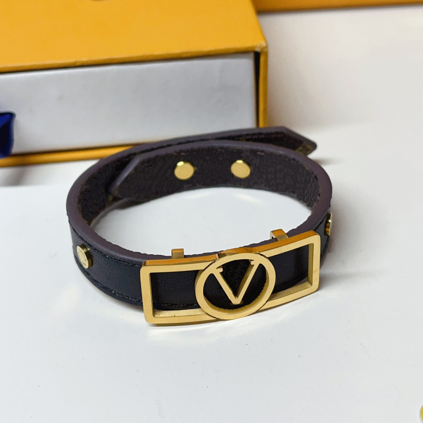 Bangle Bracelets Bangles Bangle Luxury Dark Brown Leather Bracelet with Gold Tone Buckle Adjustable Wristband for Men and Women High-End Fashion Jewelry Accessory