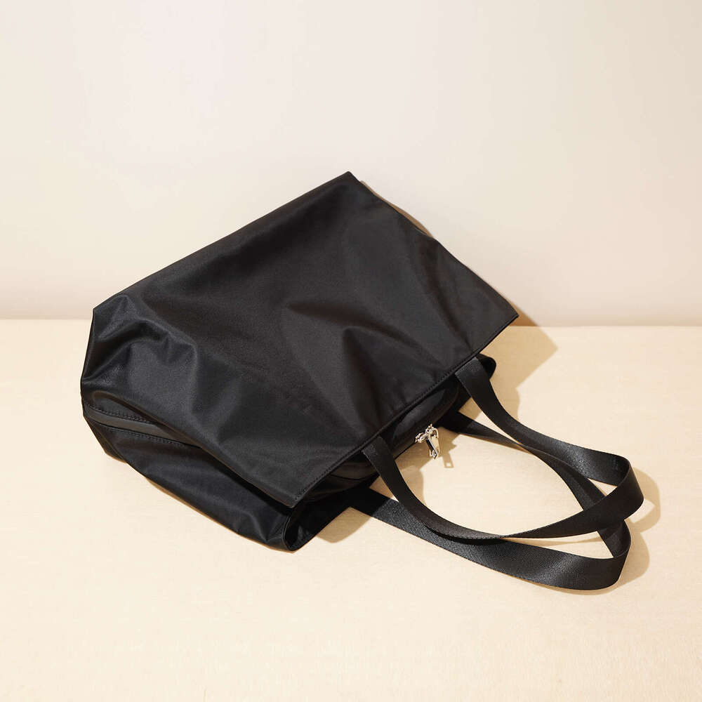 Unisex Minimalist High-End Lightweight Nylon Travel Handbag That Is Versatile Fashionable Large Capacity Multi Compartment Shoulder Bag