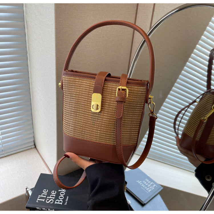 Small niche design for women in spring and summer 2025, new Instagram versatile crossbody bag, high-end women's hand-held bucket bag