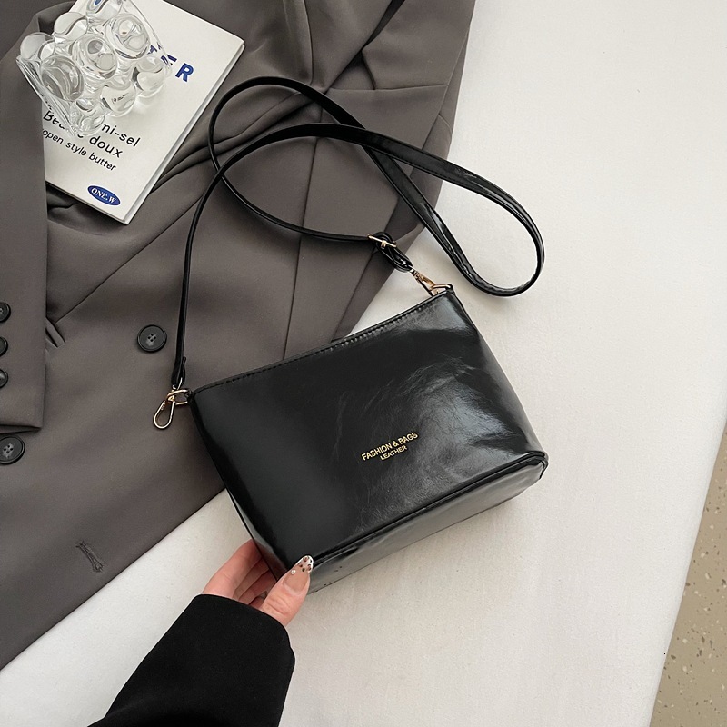 Small Square With Niche Design Women's 2025 Spring Summer New Style Simple And Luxury Bag Stylish Crossbody Bag Popular Commuting New Free Delive