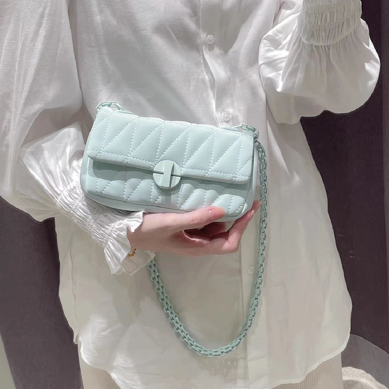 New handbag High end handbag 2025 New perfume chain Xiaofang designer Senior retro fashion multi-function women's messenger bag armpit bag