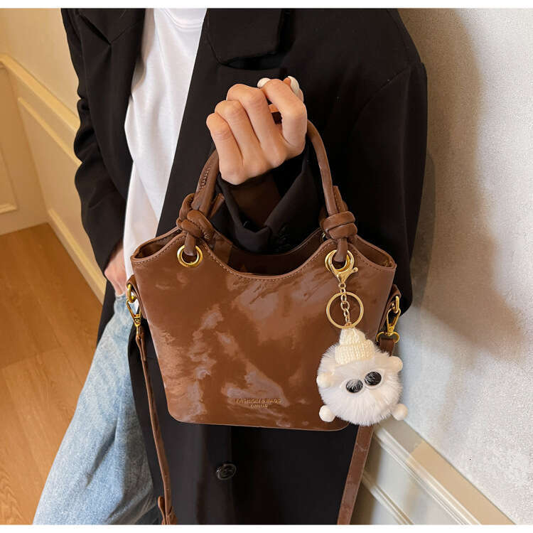 2025 New Women's Handheld Crossbody Dual Purpose Simple Fashion Versatile Lightweight Commuter Shoulder Bag