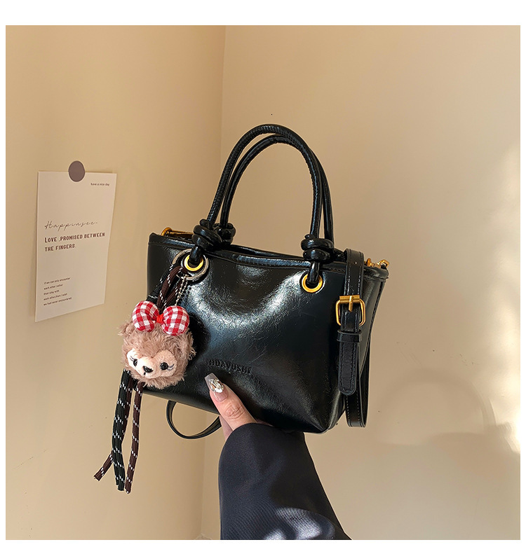 2025 new oil wax leather shoulder fashionable commuting small square bag designer niche Western style crossbody bag retro high-end feel handbag casual