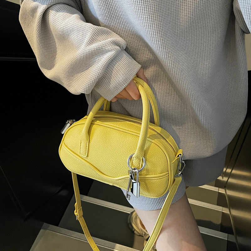 2025 New Style Bag Fashion and Niche Design Portable Bowling Designer New Style Korean Commuter Crossbody Bag Simple Trendy Pillow Bag Hundred Handhel