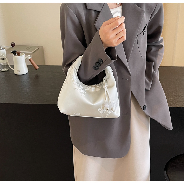 This year's popular niche embroidered for women 2025 versatile crossbody bag, new Chinese style single shoulder armpit bag