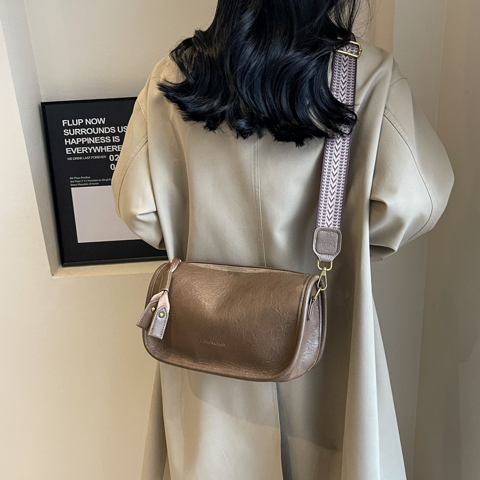 Hot selling new large capacity women's European trendy outfits, niche soft leather shoulder crossbody bags, underarm bags