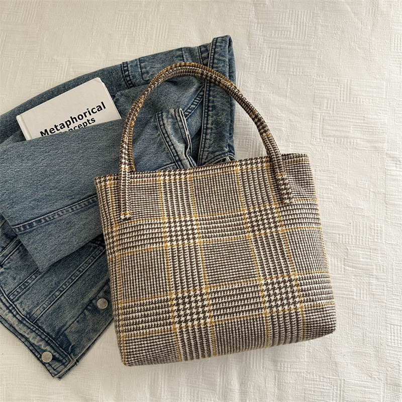 Black And White Striped Large Capacity Portable New Free Delivery Designer Bag Tote Versatile Bag Women's Spring New 2025 Luxury Bag Shoulder Bag