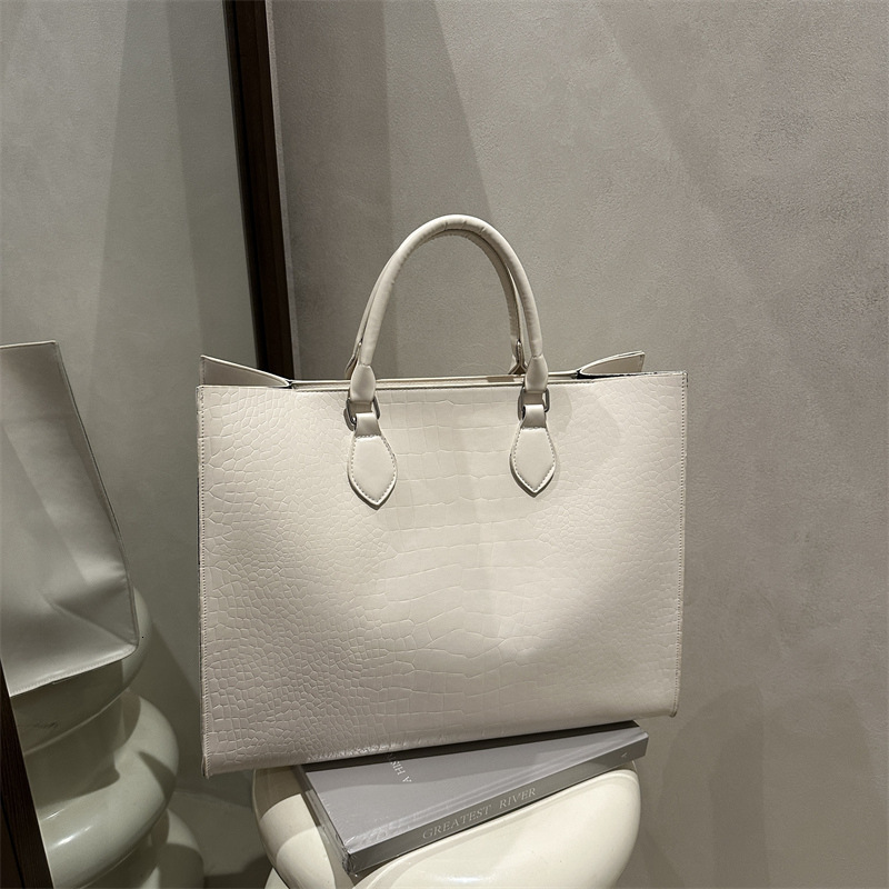 2025 Spring/summer Fashionable Solid Color Western Style Large Capacity Leisure Commuter Luxury Bag New Trendy New Free Delivery Designer Simple Handh
