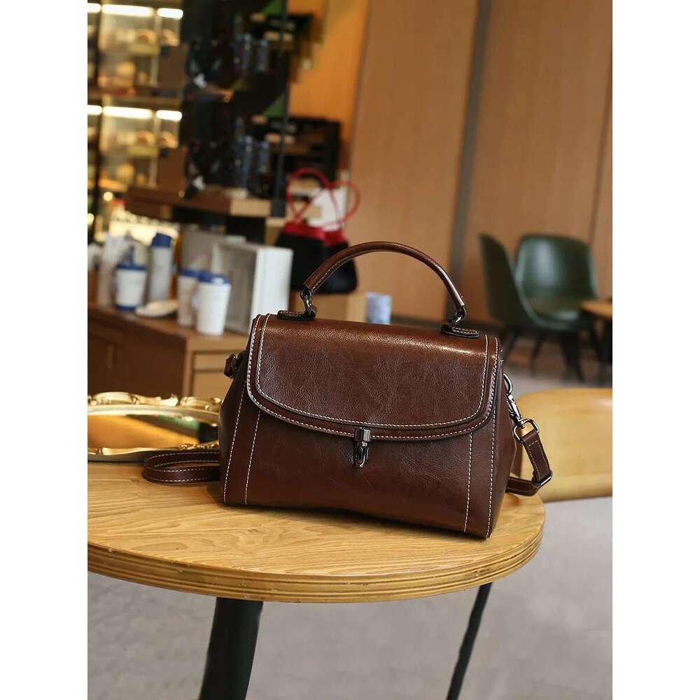Leather shoulder 2025 new retro fashion handbag women's premium texture oil wax cowhide messenger bag
