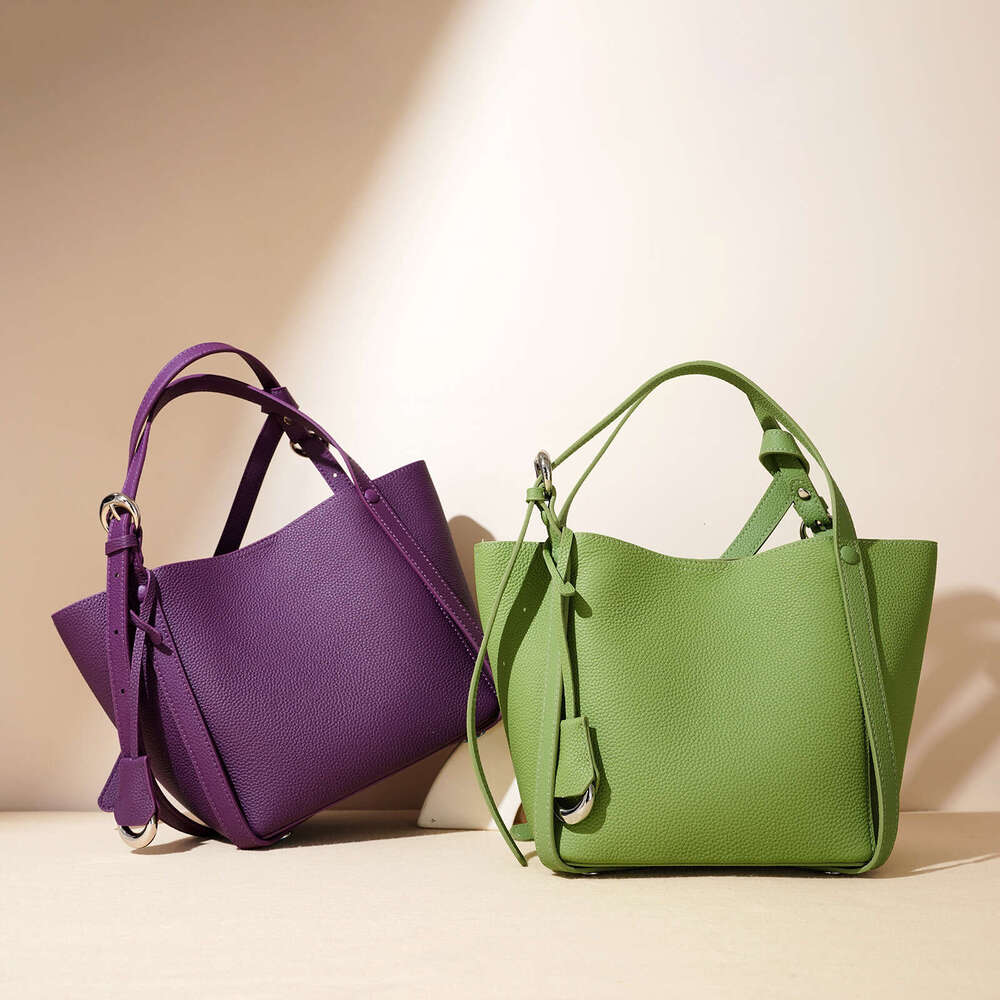 2025 New Niche Design Leather Large Capacity Fashionable Handbag Commuting Basket Women's Bag