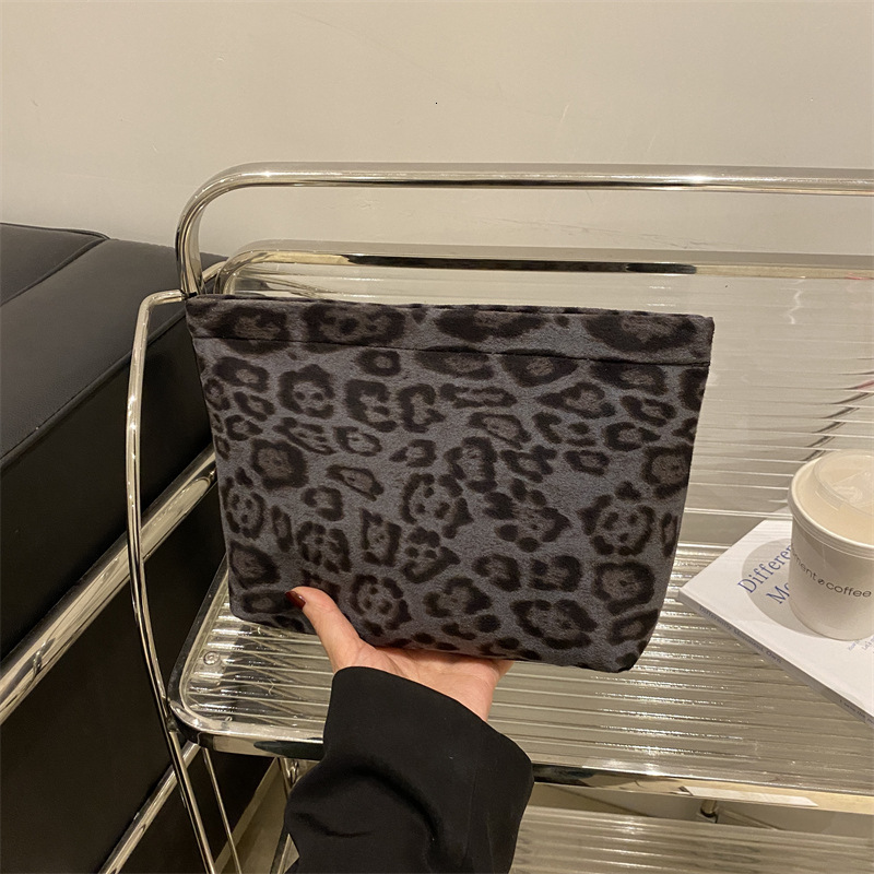Leopard New Free Delivery Designer Bag Spring Large Capacity Bag 2025 New Popular Leopard Print Highend Luxury Bag Handbag For Mobile Phones