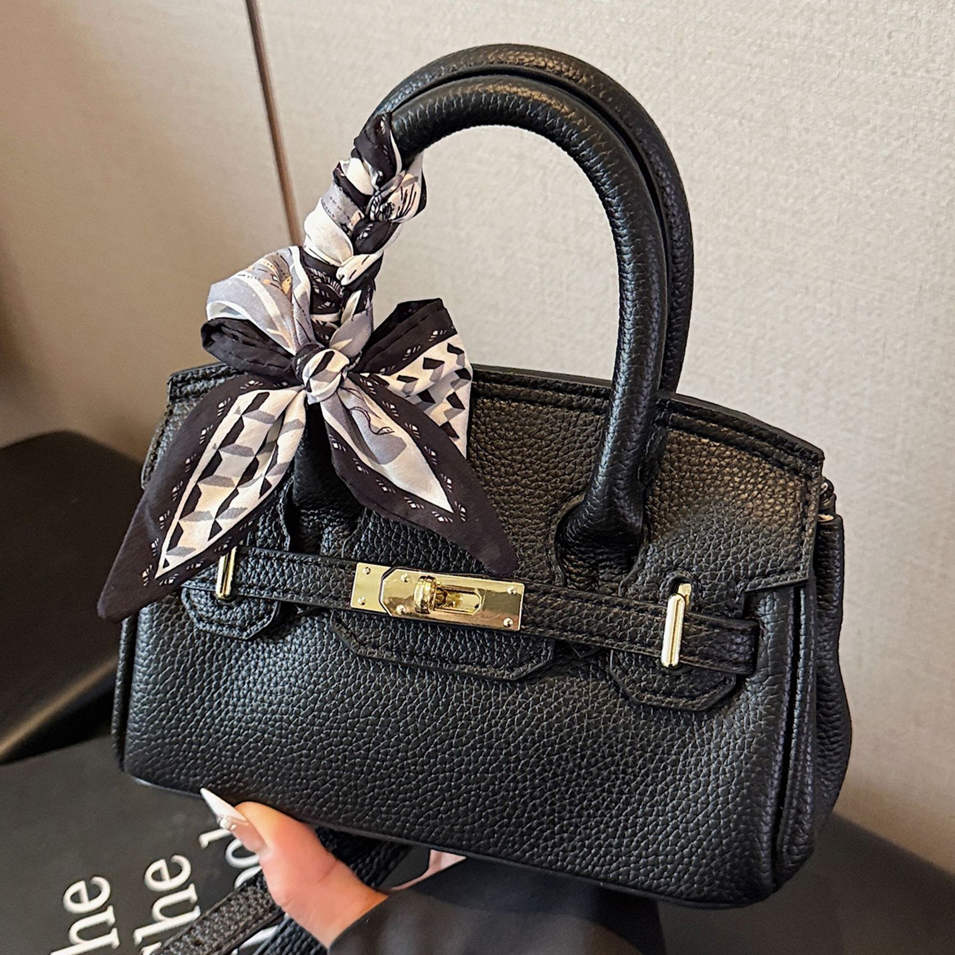 Free shipping 2025 new designer bag Versatile small for women spring fashion crossbody bag, high-end texture commuting exquisite handbag