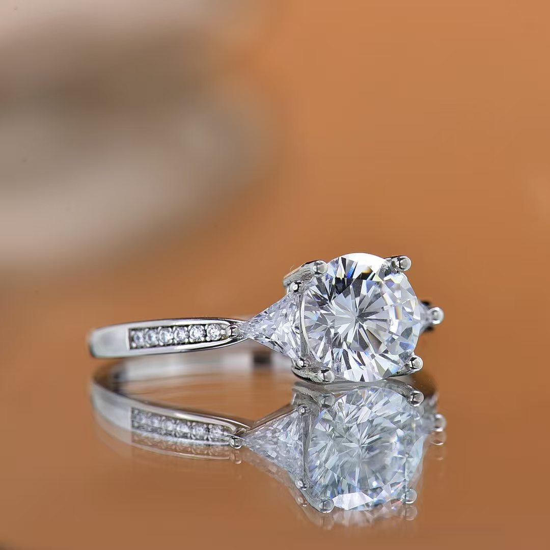 100% 925 Sterling Silver Ring Stylish and Luxurious with a Sense of Design 2-Carat Triangle Maze Ring for Valentine's Day Gift