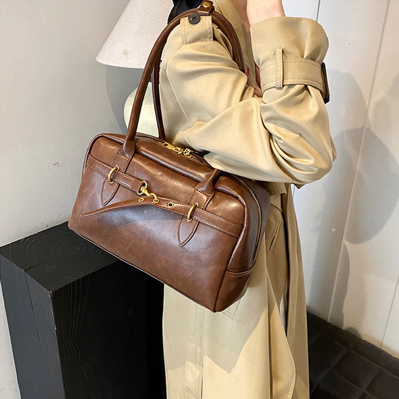 2025 Spring/Summer New Large Capacity Women's Underarm Bag Single Shoulder Designer Commuter High end Retro Multi functional Boston Pillowcase