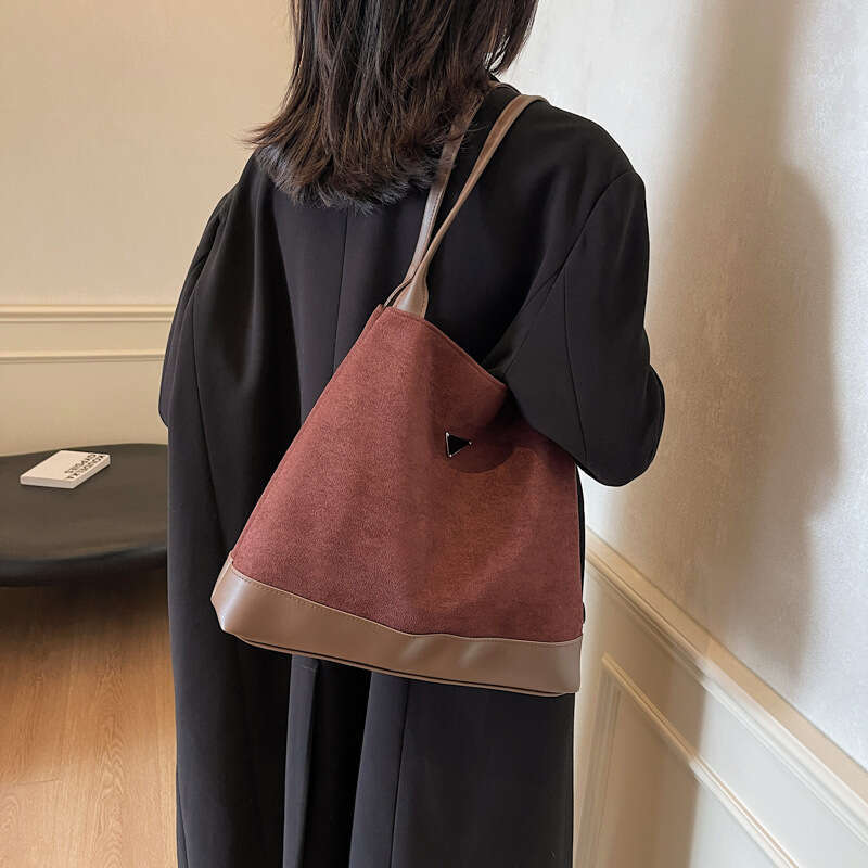 New retro shoulder women's Korean version, tote large capacity bag, veet leather handbag, color blocked, 2025 new style, unique and elegant tempe
