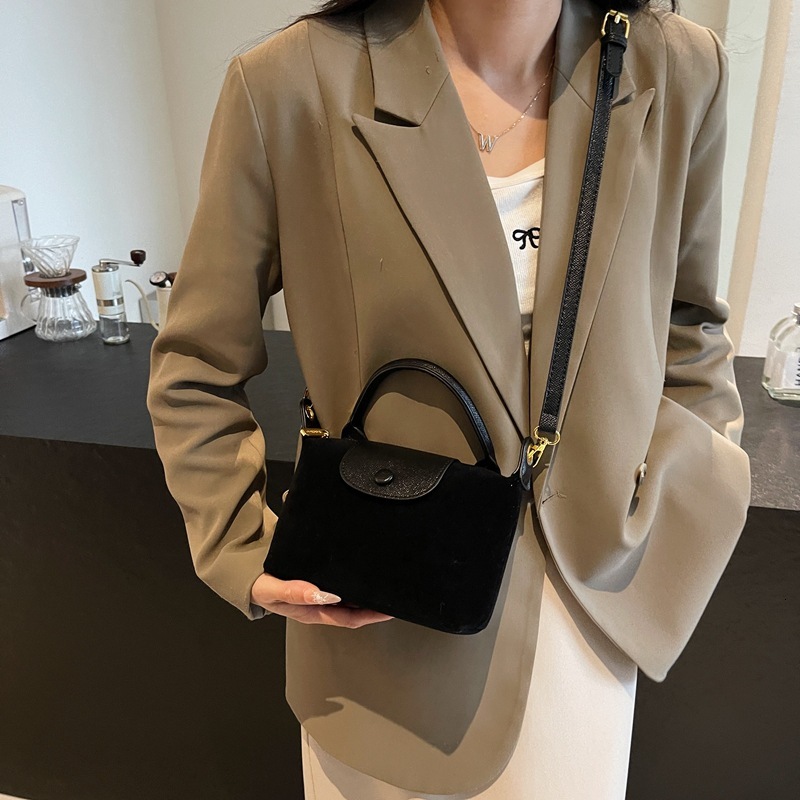 Frosted hand-held small square women, new fashion casual shoulder for autumn winter 2025, high-end and niche women's bag