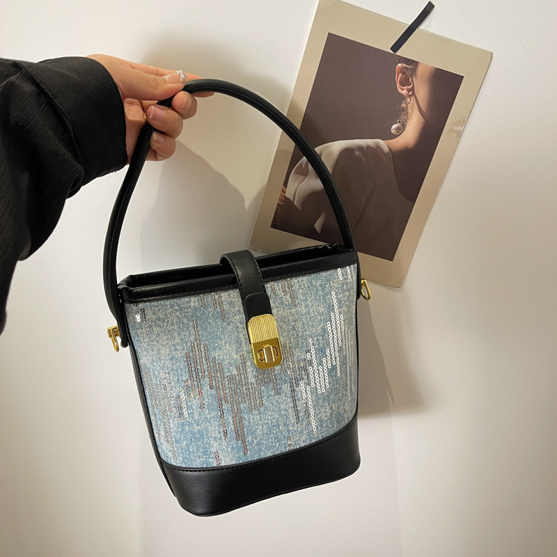 Small niche design for women in spring and summer 2025, new Instagram versatile crossbody bag, high-end women's hand-held bucket bag