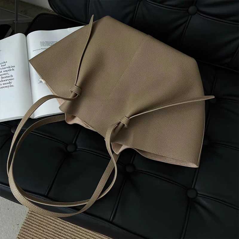 Top Layer Cowhide Large Capacity Tote Bag Wens Leather Bag Women Bat Bag Versatile Cmuter Bag Handheld Wing Cposite Bag Z250514
