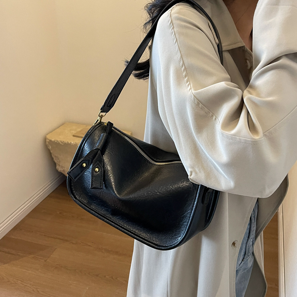 Hot selling new large capacity women's European trendy outfits, niche soft leather shoulder crossbody bags, underarm bags