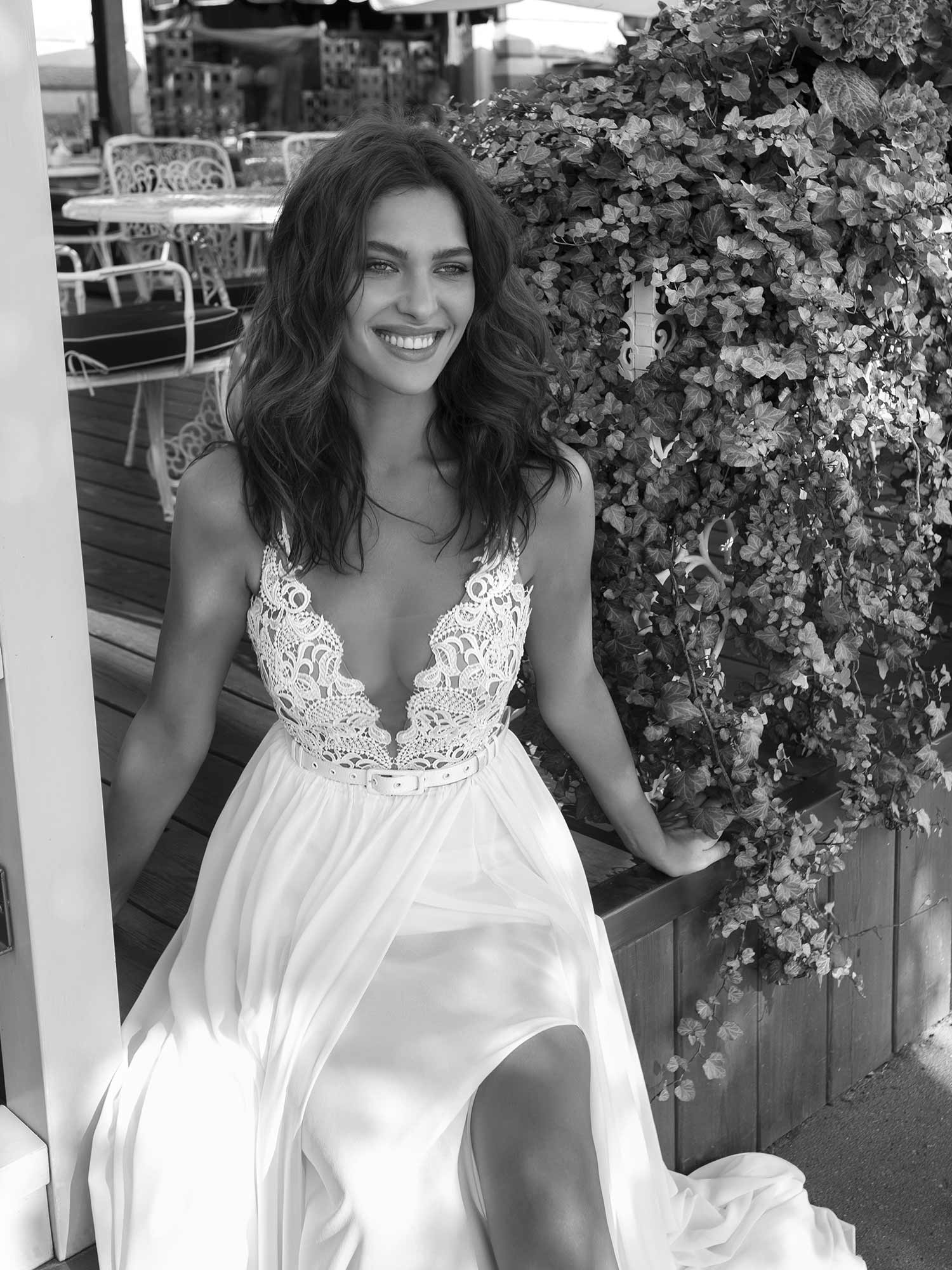 Luxury A Line Wedding Dresses Sexy Spaghetti Straps High Split Appliques Lace Bridal Gowns Customized Backless Sweep Train Robes