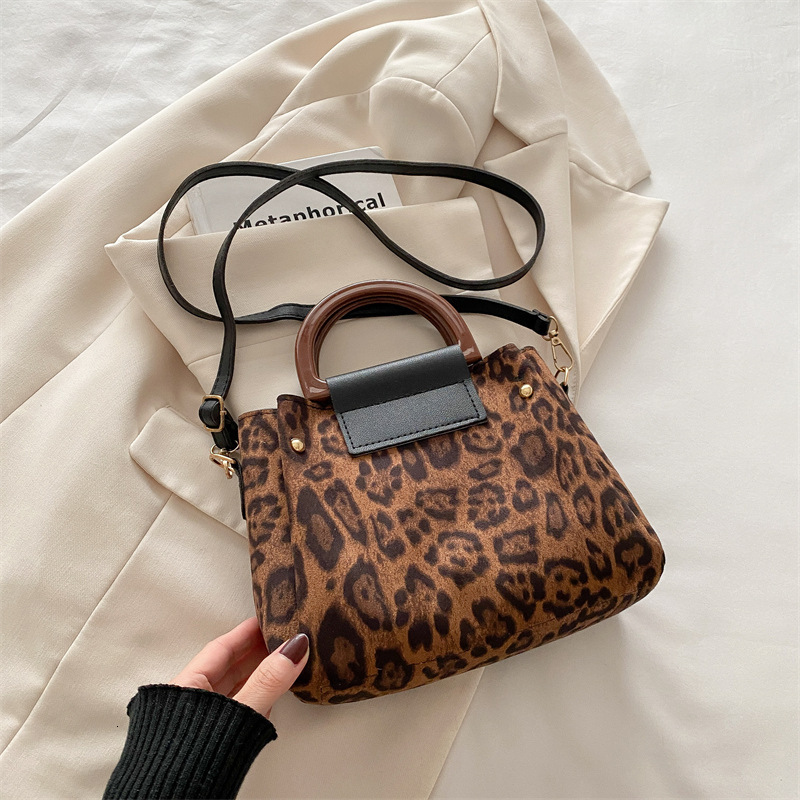 Free Delivery Designer Bag This Year's Popular Leopard Print Hand Women's Tote Shoulder 2025 Autumn/winter New Crossbody Luxury Bag