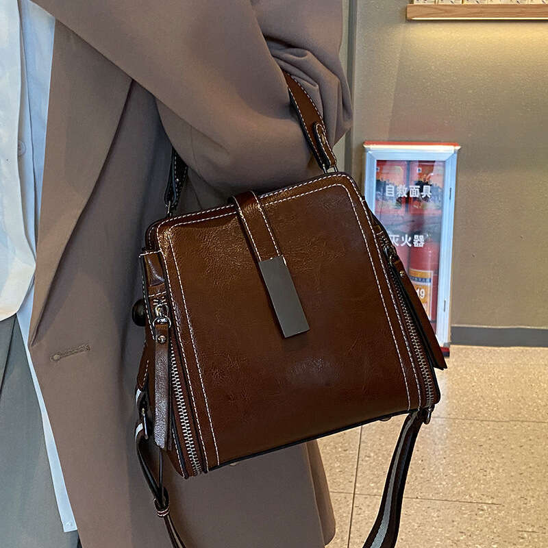 Fashion crossbody women's 2025 retro shoulder bag, high-end commuting handbag, new casual versatile fashion