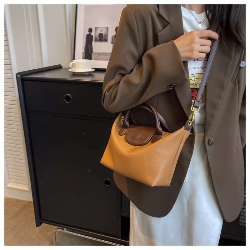Commuting Crossbody Dumpling Large Capacity Bag, Casual Versatile, High-end Feeling, Hand-held Bill of Lading Shoulder Bag