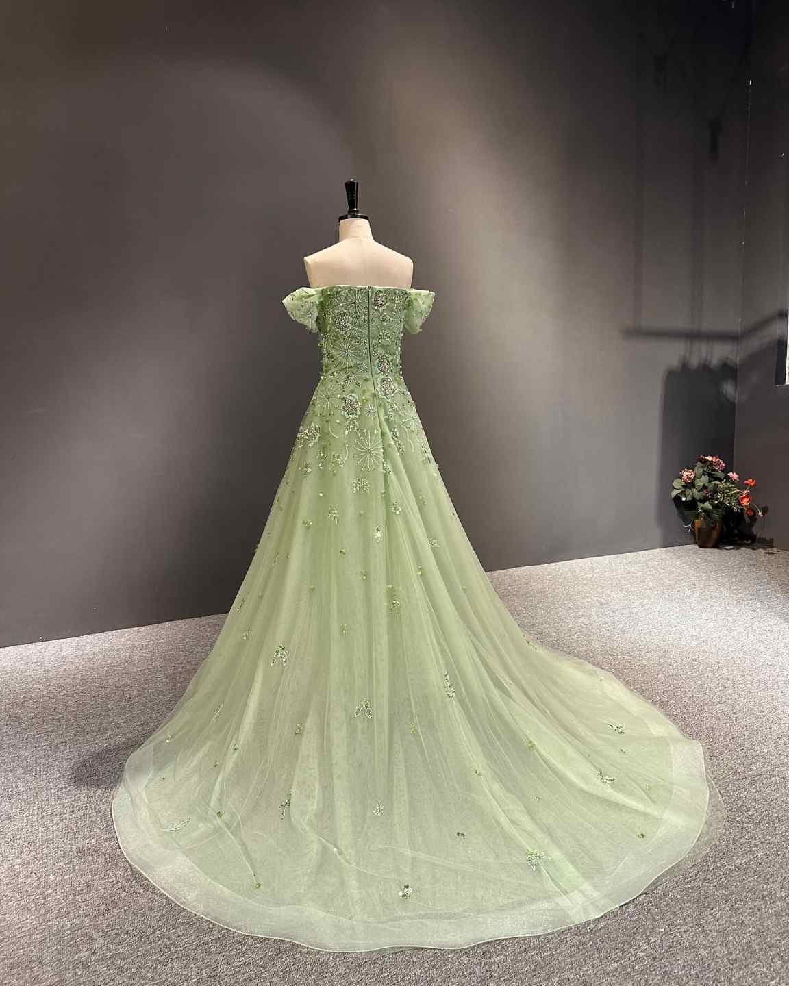 Graceful Green Prom Dresses A-Line Off The Shoulder Sequins Appliques Customized Zipper Court Gown Evening Dress Plus Size Vestido De Noite