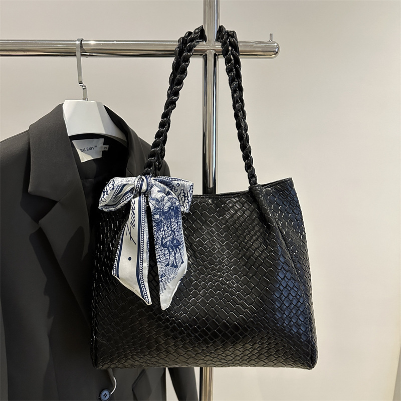 High End Internet Celebrity Women's Large Capacity Fashionable Textured Shoulder Bags New Free Delivery Designer Bag Popular Commuting Luxury Bag