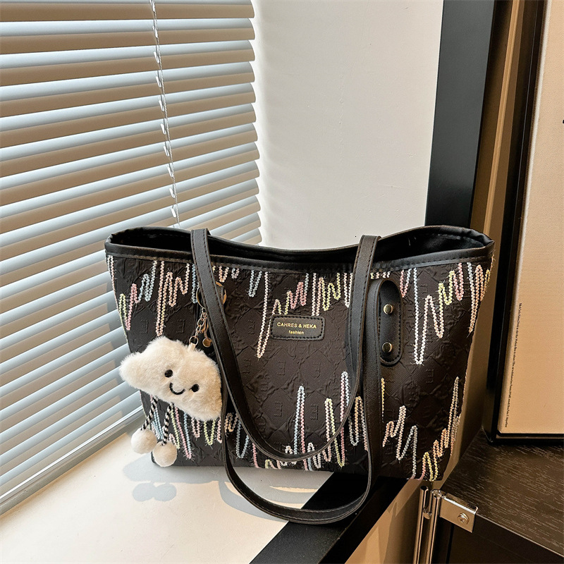 2025 New Free Delivery Designer's Bag Student Class Female Single Shoulder Underarm Striped Large Capacity Commuter Leisure Tote Bag