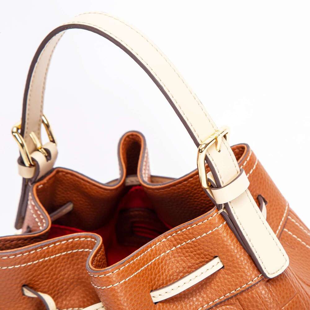 Classic Retro Style Metal Accessories Fashion Solid Color Drawstring Opening Design Simple Ladies Handbag