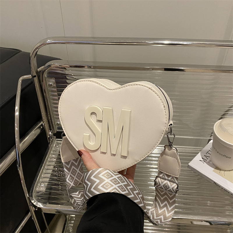 Internet Celebrity Trendy New Sweet And Cute Love New Free Delivery Luxury Bag Designer Bag Makeup Highend Sense Shoulder Bag Crossbody For Girls Goin