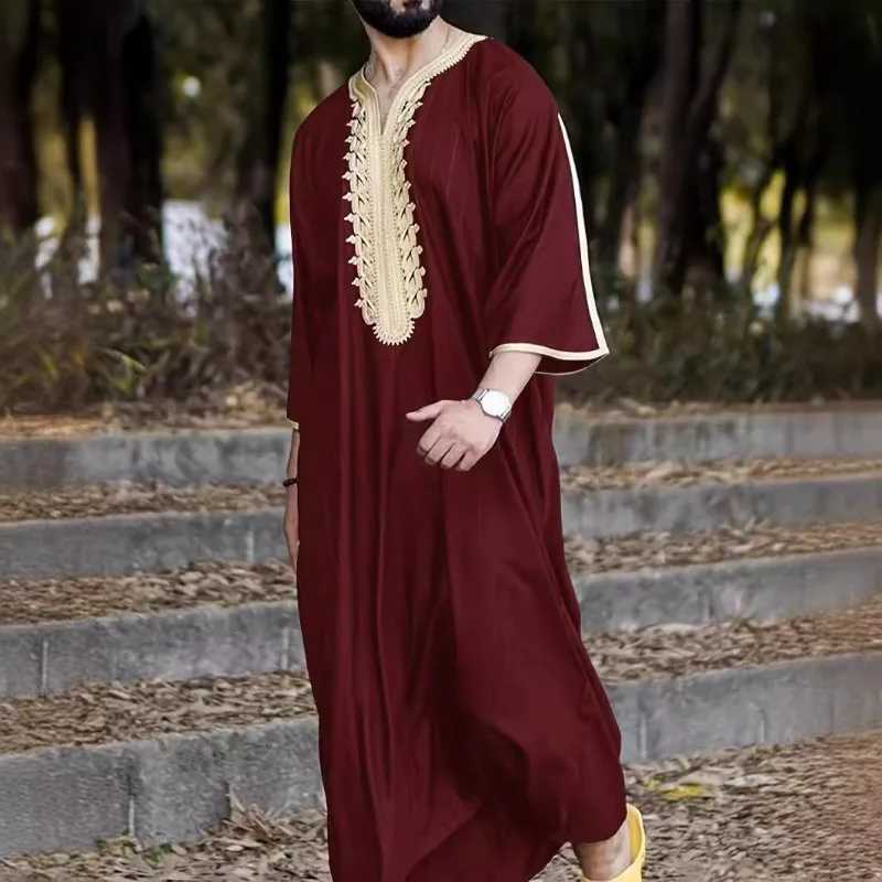 2025 Jubba Thobe Middle Eastern Long Gown Loose V-neck Short-sleeved Embroidered Men Robe Fashion Causal Muslim Mens Clothing X250514