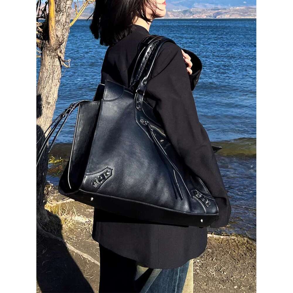 Punk style rivet motorcycle new large commuting hand held travel fitness spicy girl armpit tote bag