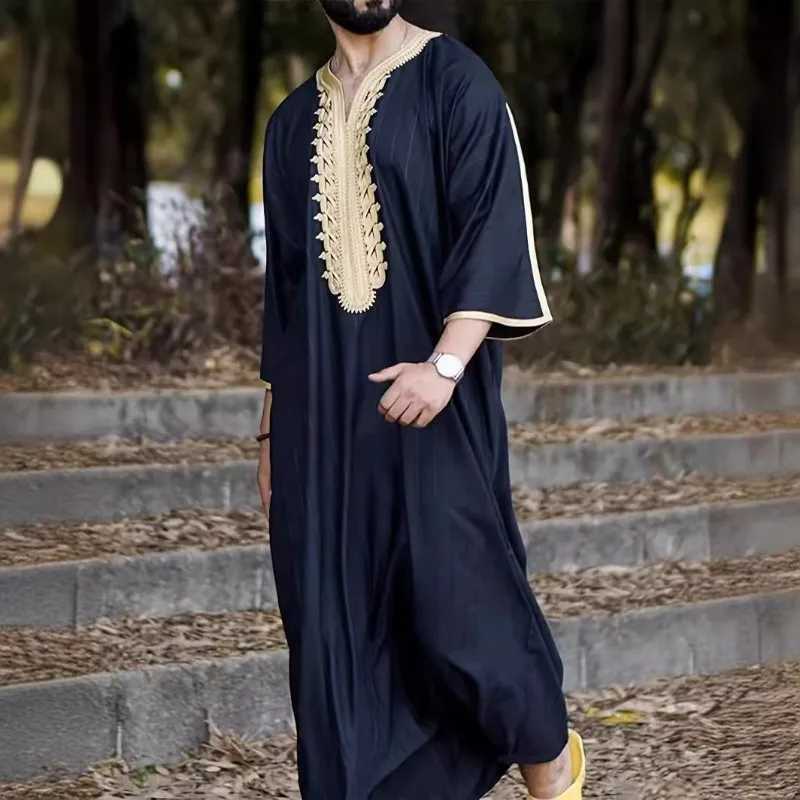2025 Jubba Thobe Middle Eastern Long Gown Loose V-neck Short-sleeved Embroidered Men Robe Fashion Causal Muslim Mens Clothing X250514