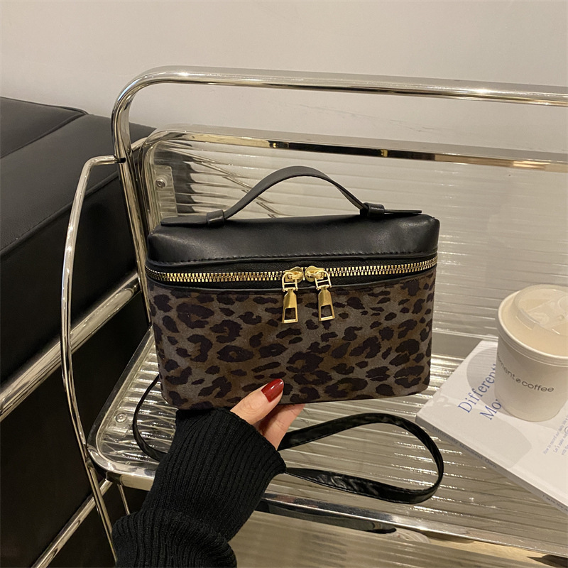 New Niche Design Fashion Leopard Print 2025 Spring/summer Portable Makeup Bag Luxury Bag Handheld Fragrance New Free Delivery Designer Bag Trend Cross