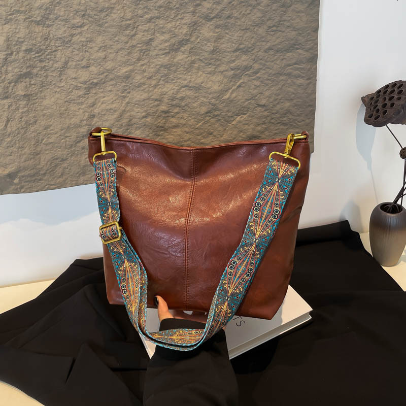 Free Delivery Designer Bag Fashionable Simple Casual Commuting Large Capacity Trend 2025 Winter New Woven Belt Single Shoulder Bucket Women's Lux