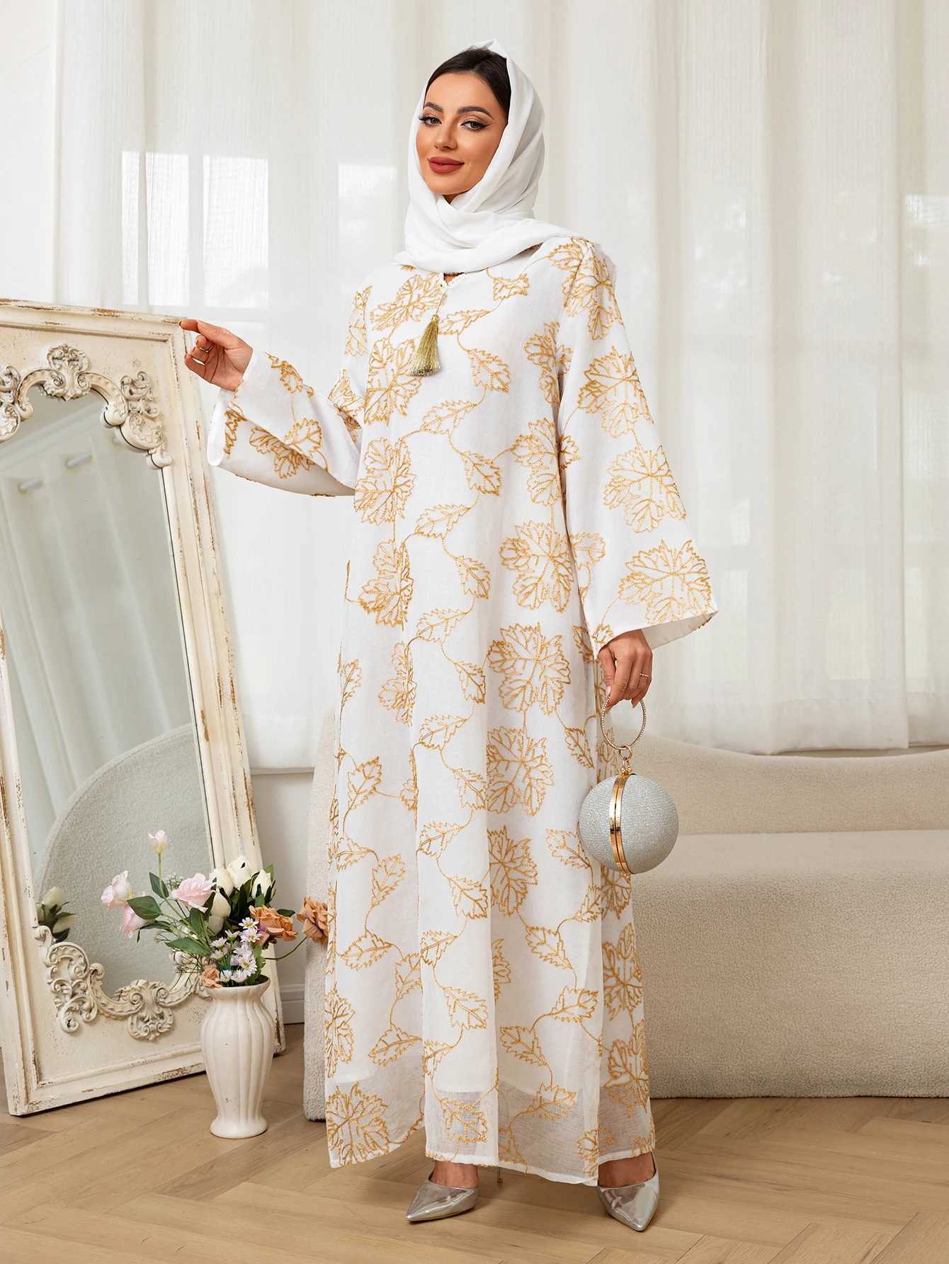 Muslim White Abaya Featuring Golden Leaf Patterns Collar Tassel Detail for Daily Life and Celebratory Events in Islamic Societie X250514