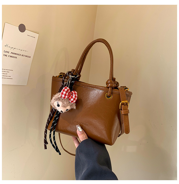 2025 new oil wax leather shoulder fashionable commuting small square bag designer niche Western style crossbody bag retro high-end feel handbag casual