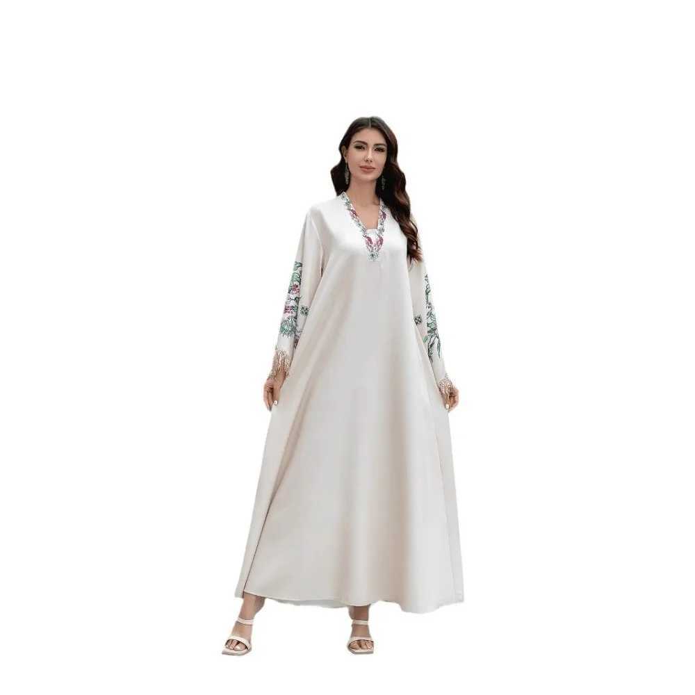 Dubai Muslim womens abaya. It is a fashionable and elegant dress in Arabic style with a V-neck embroidered patterns and tassels X250514