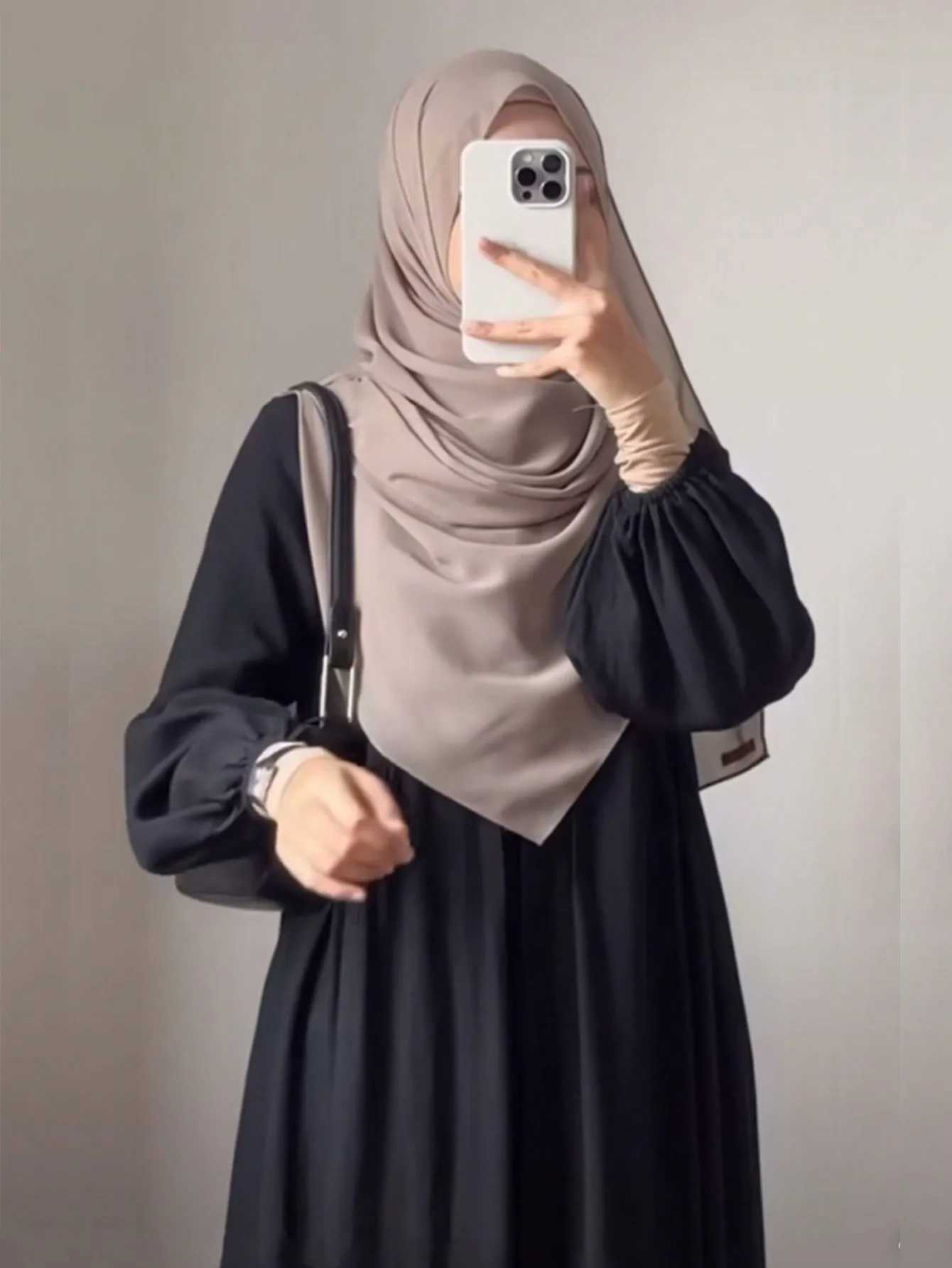 Simple and elegant black Abaya robe for fashionable Muslim womens wear X250514