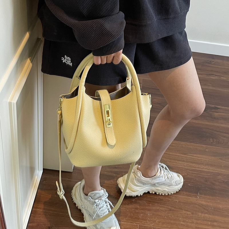 This year's popular bags women are the 2025 new trendy handbags for spring and summer, with a sense of luxury. One shoulder crossbody bucket bag