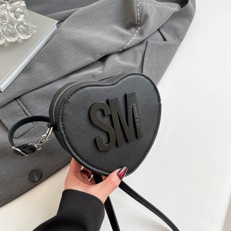 Girl 2025 Luxury Bag Valentine's Day New Fashionable Popular Letter Solid Color Heart New Free Delivery Designer Bag Shaped Shoulder Trendy Women