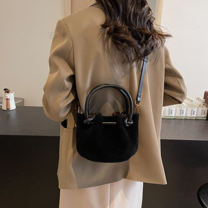 Advanced suede handbag, vegetable basket, water bucket new niche mother and child bag, western-style single shoulder crossbody pleated bag