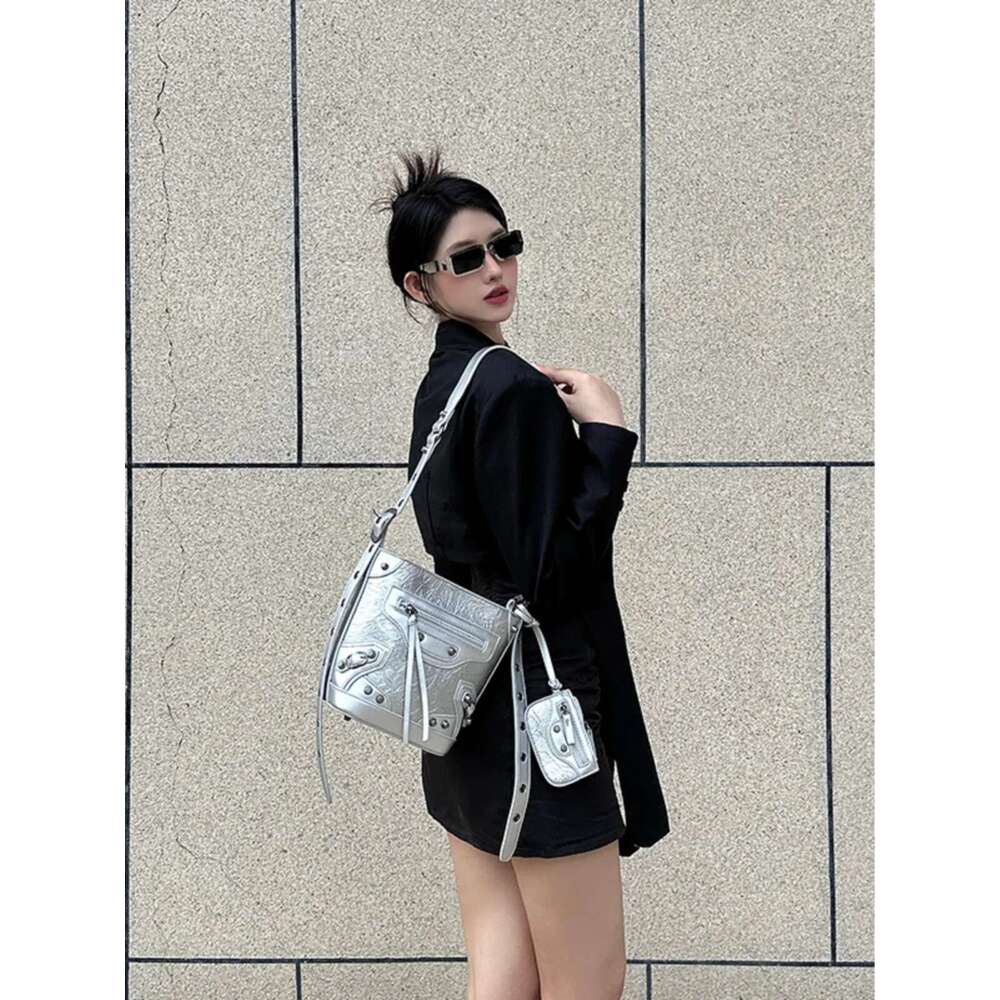 Punk Hot Girl Style Bucket Y2k Rivet Fashion Shoulder Female Tote Versatile Bags Crossbody Bag Handbag