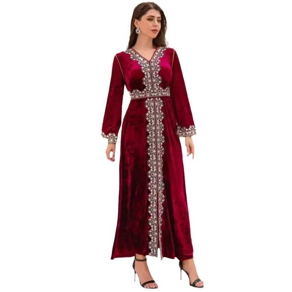 2025New Muslim Kaftan Women Fall Winter Velvet Robe Luxury V-neck Dress Lady Long Slve Embroidery Party Clothes Abaya Dubai X250514