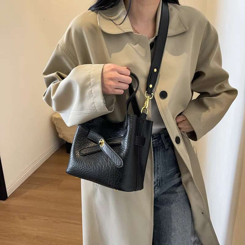 Retro Women's 2025 New Fashion Messenger Simple Portable Bucket Mother And Child Sophisticated Premium Bag