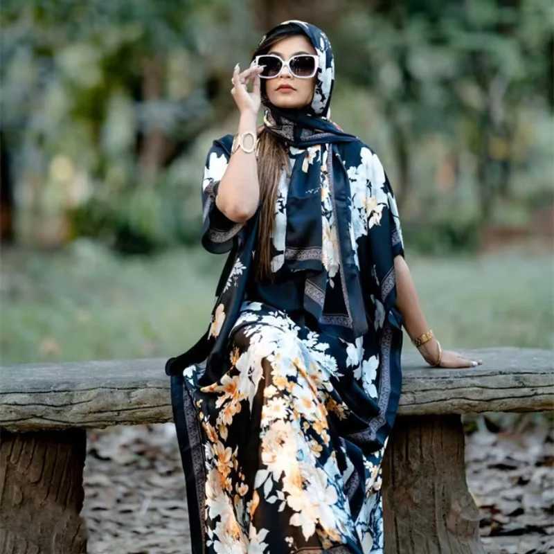 Malaysia offers a variety of fashionable loose fitting robes for Muslim women as well as Pakistani Arabian dresses X250514